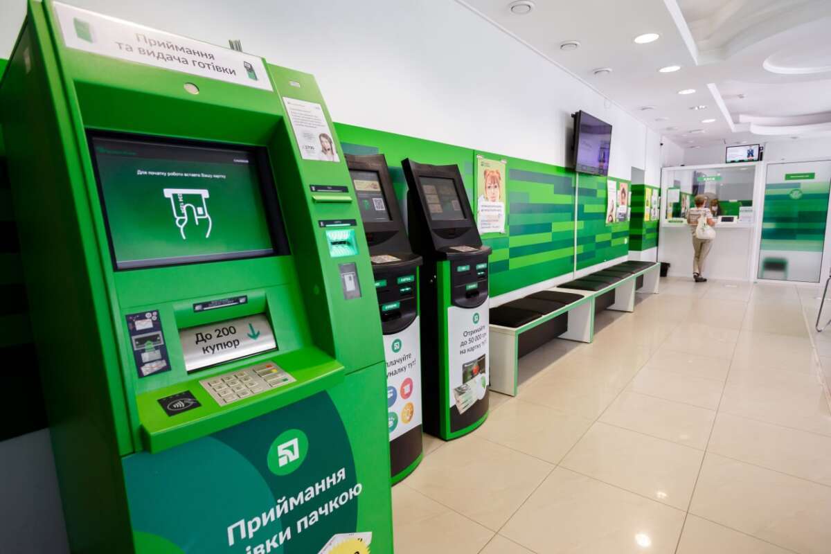 Приватбанк приостановит операции с картами и работу банкоматов: названа причина