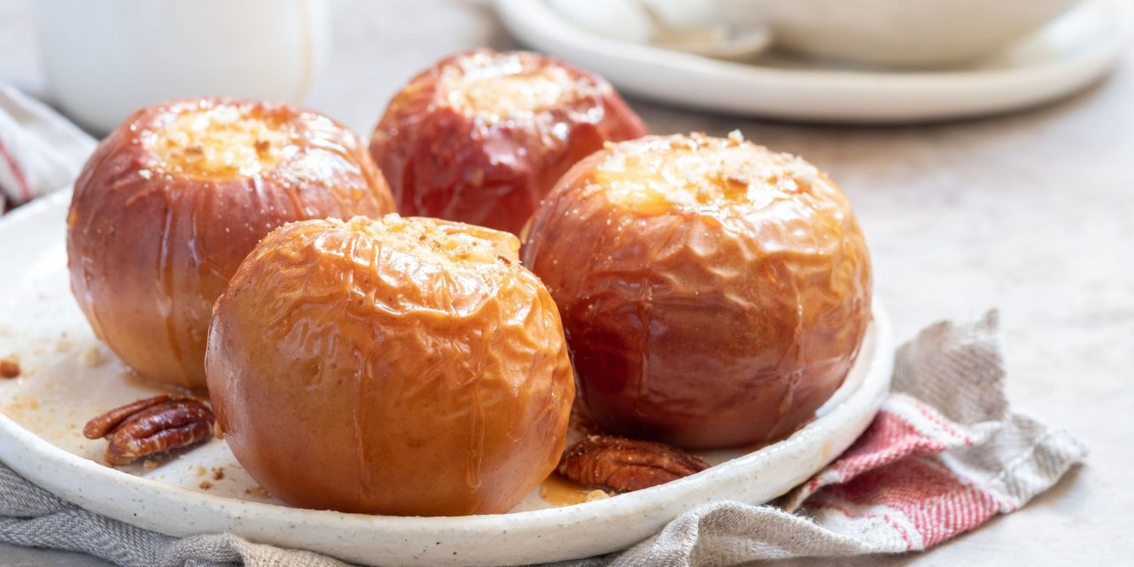 Запечені яблука з сиром, родзинками та горіхами: рецепт ароматного та корисного десерту