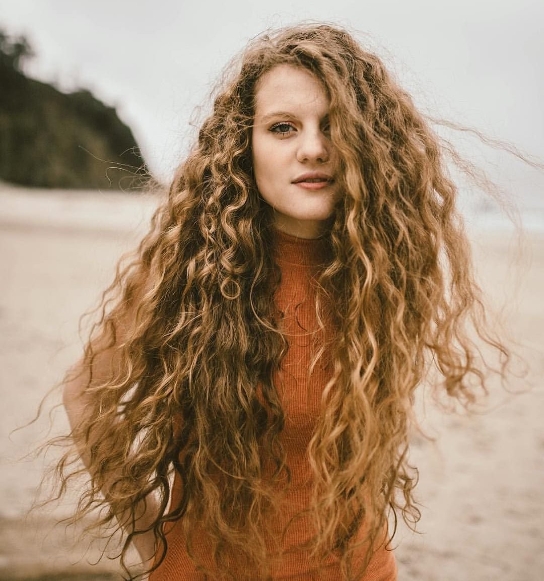 Прическа “деревенские волосы“ – тренд 2024 года: два варианта самой модной укладки  