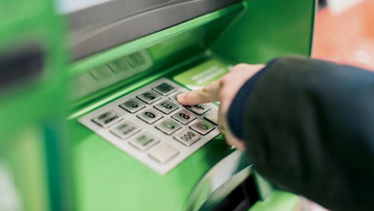 Що робити, якщо банкомат не віддає картку: допоможе натискання однієї кнопки - today.ua