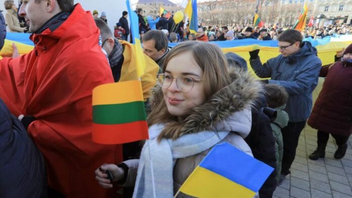 Українські біженці отримають від уряду Литви 326 тисяч євро