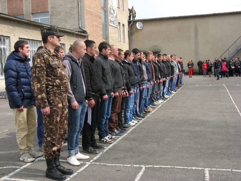 В Україні ставлять на військовий облік старшокласників: усіх юнаків старше 16 років закликали негайно повернутися з-за кордону - today.ua