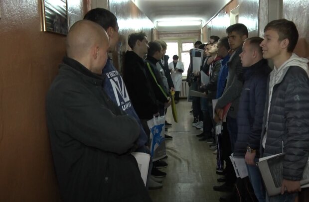В Украине ставят на воинский учет старшеклассников: всех юношей старше 16 лет призвали немедленно вернуться из-за границы