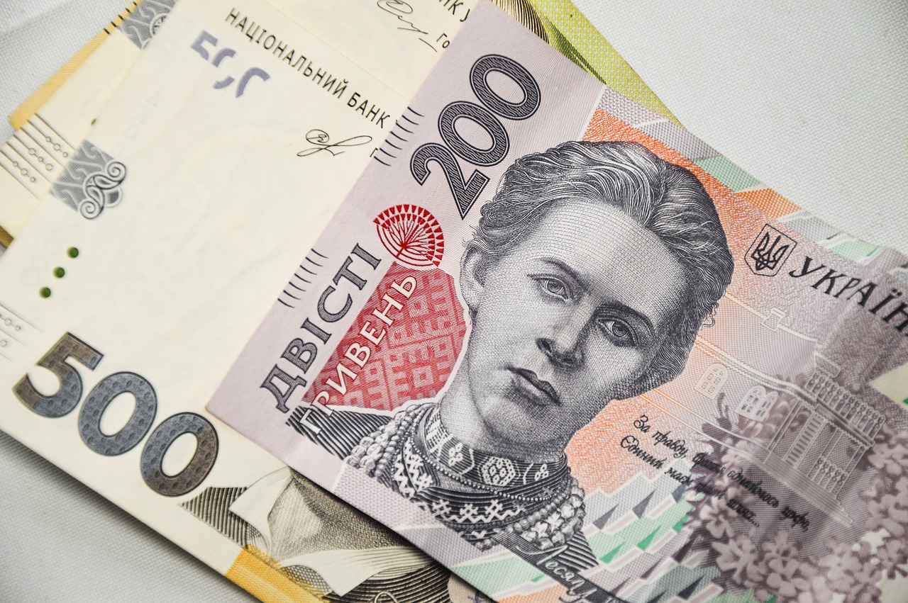 Українцям видадуть грошову допомогу від міжнародного фонду: хто та як може отримати