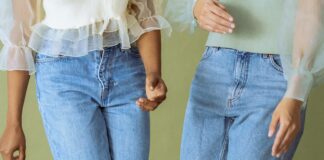 Стилісти показали модні джинси, які підходять всім: як вибрати та з чим носити - today.ua