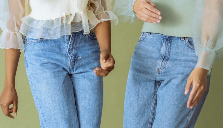Стилісти показали модні джинси, які підходять всім: як вибрати та з чим носити - today.ua