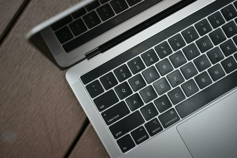 Як очистити клавіатуру ноутбука від пилу та крихт за допомогою підручних засобів: лайфхаки - today.ua