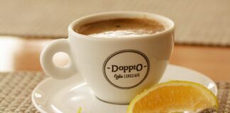 4 причини додати кілька крапель лимонного соку в чашку ранкової кави - today.ua
