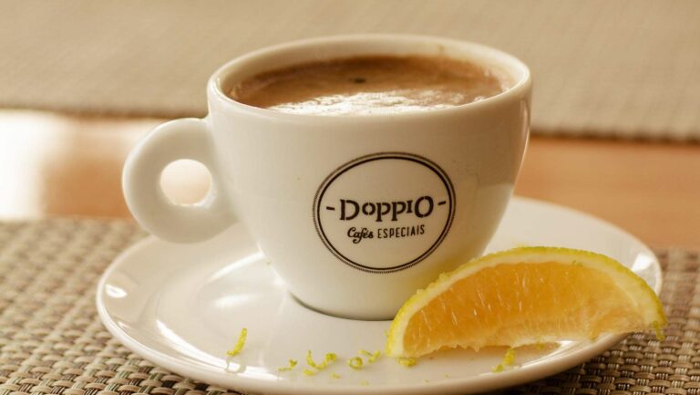 4 причины добавить несколько капель лимонного сока в чашку утреннего кофе - today.ua
