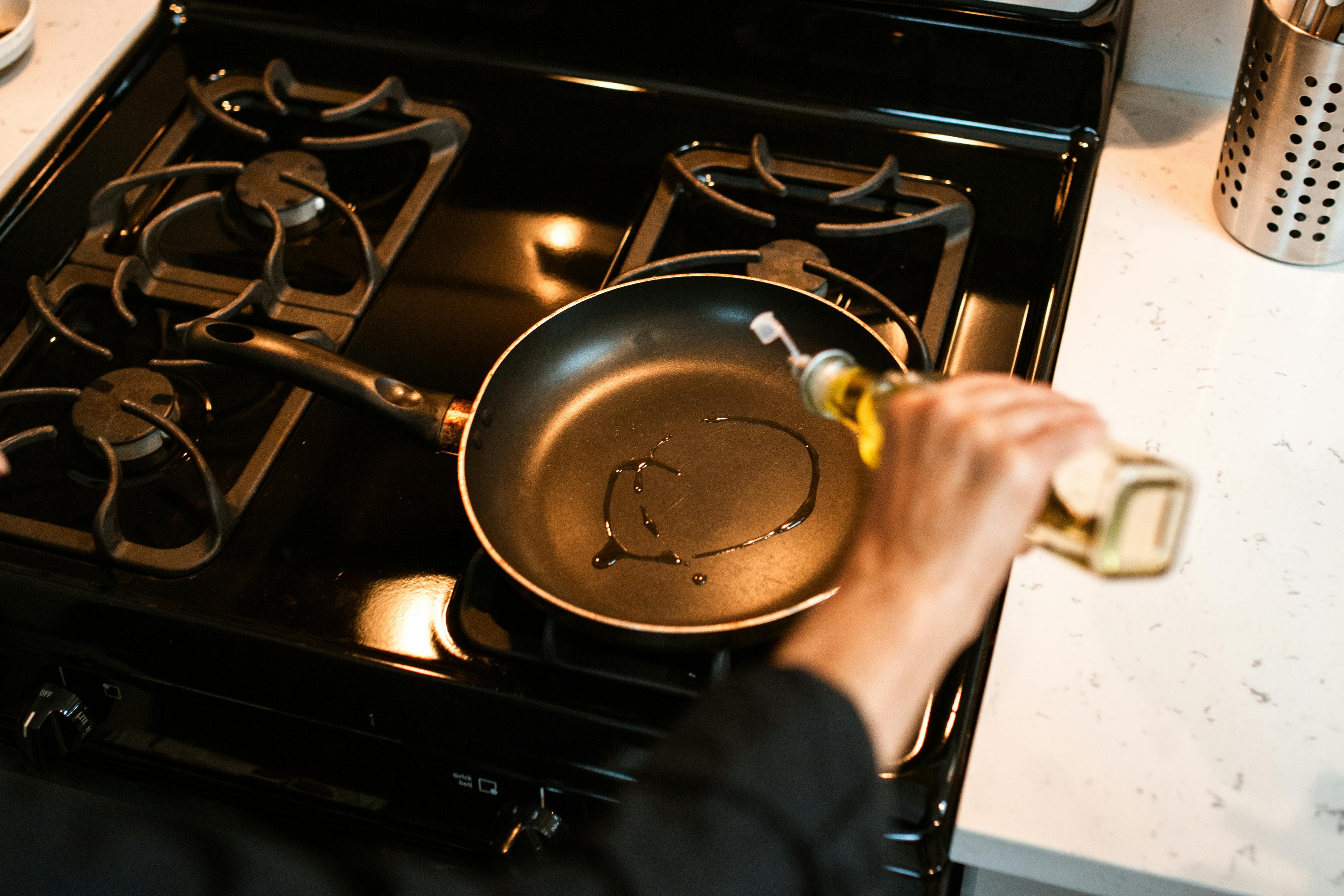 Як легко очистити сковороду від пригорілого жиру: поради досвідчених господинь