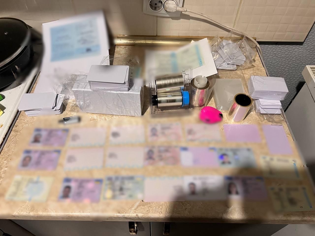 Преступная группа зарабатывала по миллиону в месяц на подделке водительских удостоверений