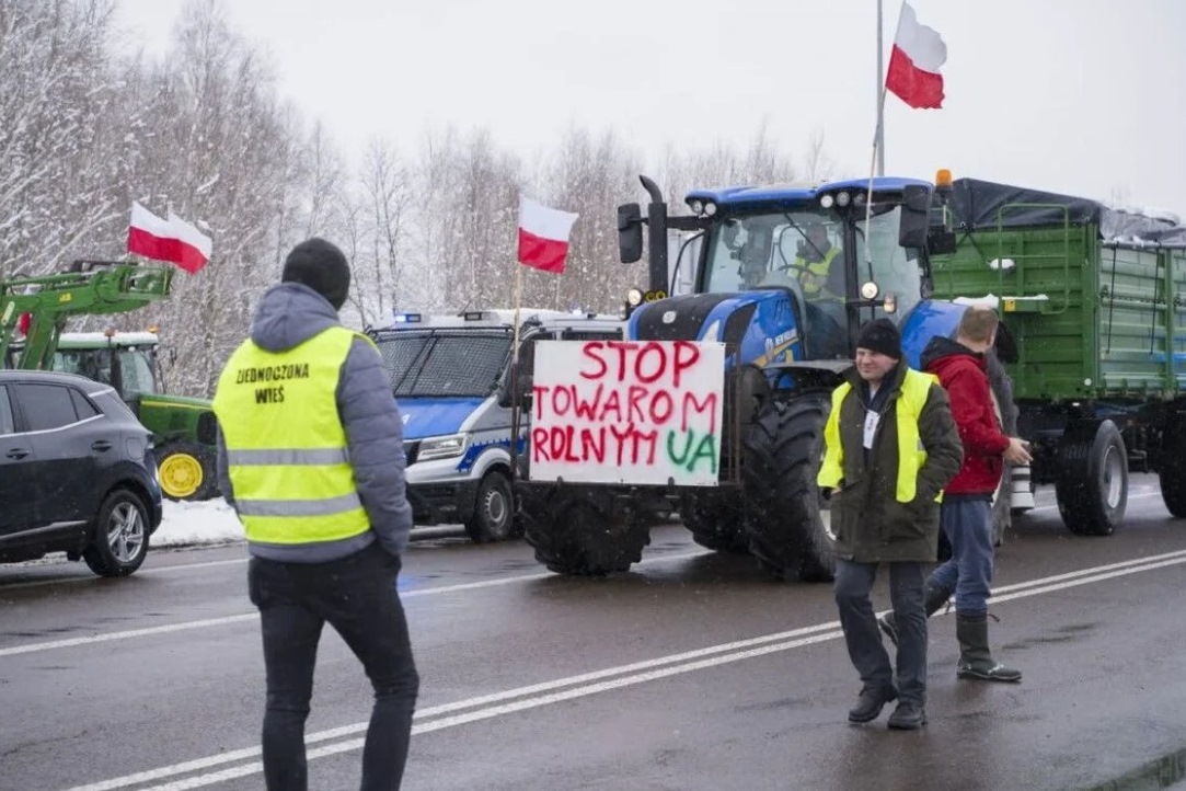 Зеленський зробив заяву про блокаду на кордоні з Польщею: “Виглядає як знущання“