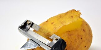 Чому досвідчені господині не викидають картопляні очистки: способи використання - today.ua