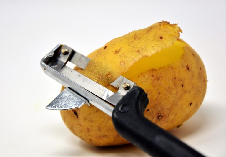 Чому досвідчені господині не викидають картопляні очистки: способи використання - today.ua