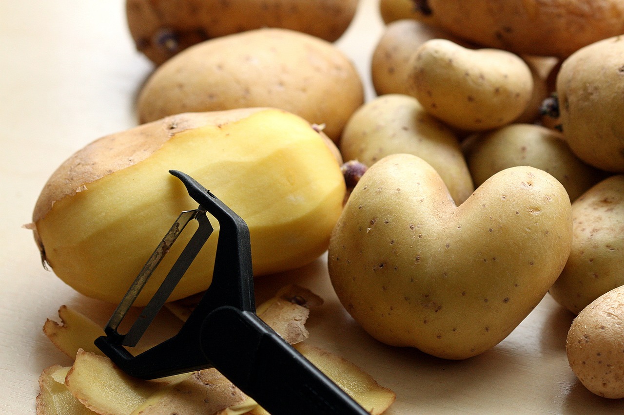 Чому досвідчені господині не викидають картопляні очистки: способи використання