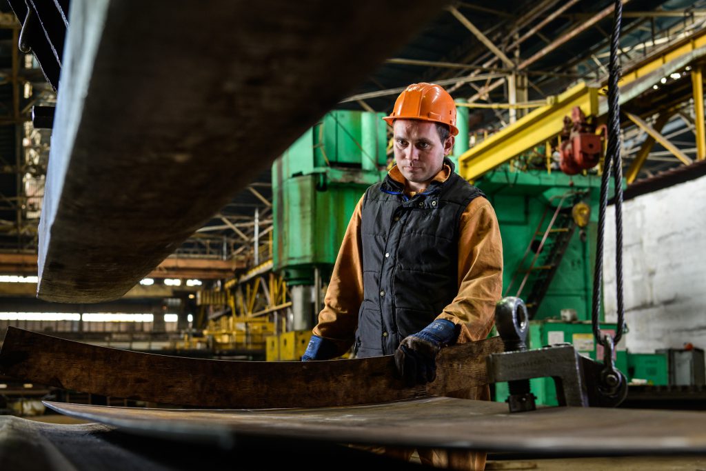 Україна стоїть на краю економічної прірви через масову мобілізацію працівників підприємств: кого братимуть на фронт замість них - today.ua