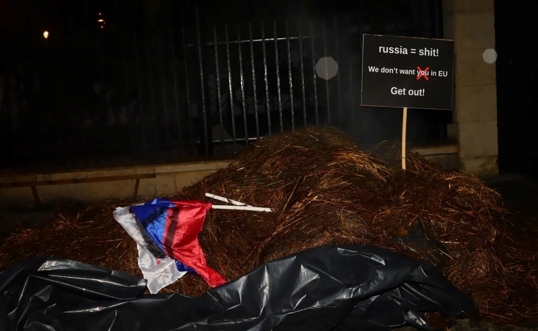 Польские активисты преподнесли “подарок“ российскому послу в Варшаве: видео