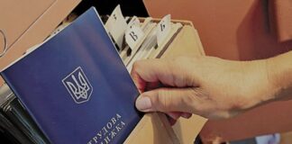 Многим украинцам отказывают в зачислении части страхового стажа из трудовой книжки - today.ua