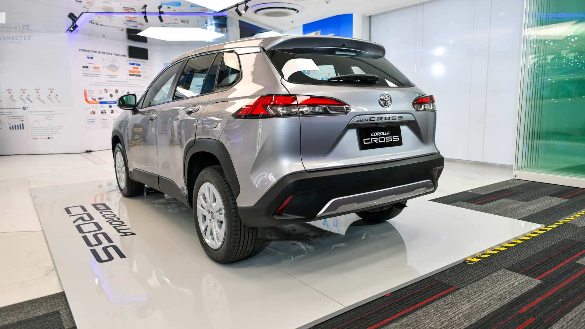 Toyota представила обновленный кроссовер Corolla Cross