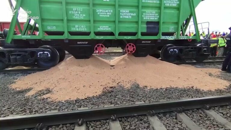 Блокада границы перешла в новую фазу: польские фермеры начали высыпать зерно из вагонов на железной дороге (видео) - today.ua