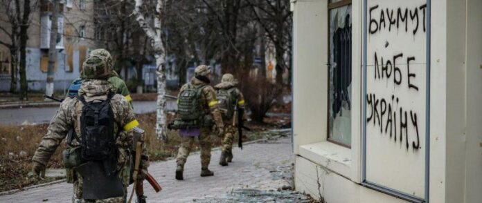 Россияне прячут осколочные гранаты под одеждой: информация от британских добровольцев в Украине