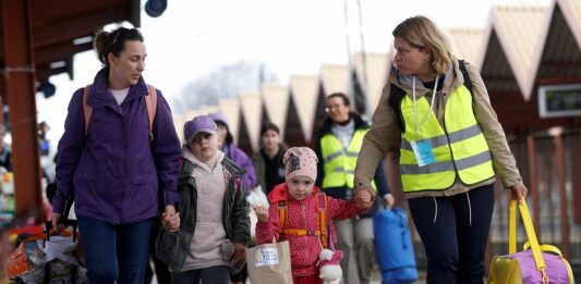 Європейська країна масово виселятиме українських біженців з житла з 1 вересня - today.ua