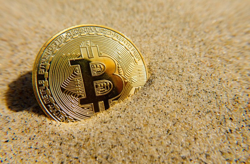 Доллар нанес удар по биткоину: почему криптовалюта перестала расти в цене