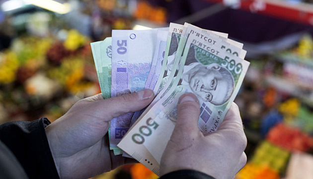 Украинцы стали массово забирать банковские вклады