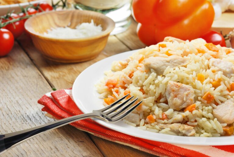 Рассыпчатый плов с курицей на сковороде — рецепт с фото пошагово