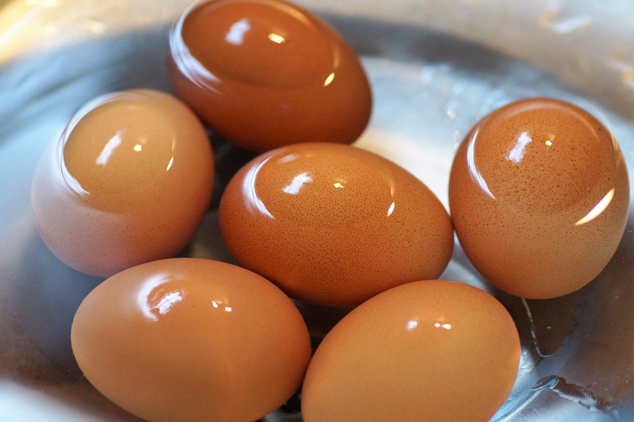 Чому не варто виливати воду, в якій варилися яйця: вона знадобиться у побуті