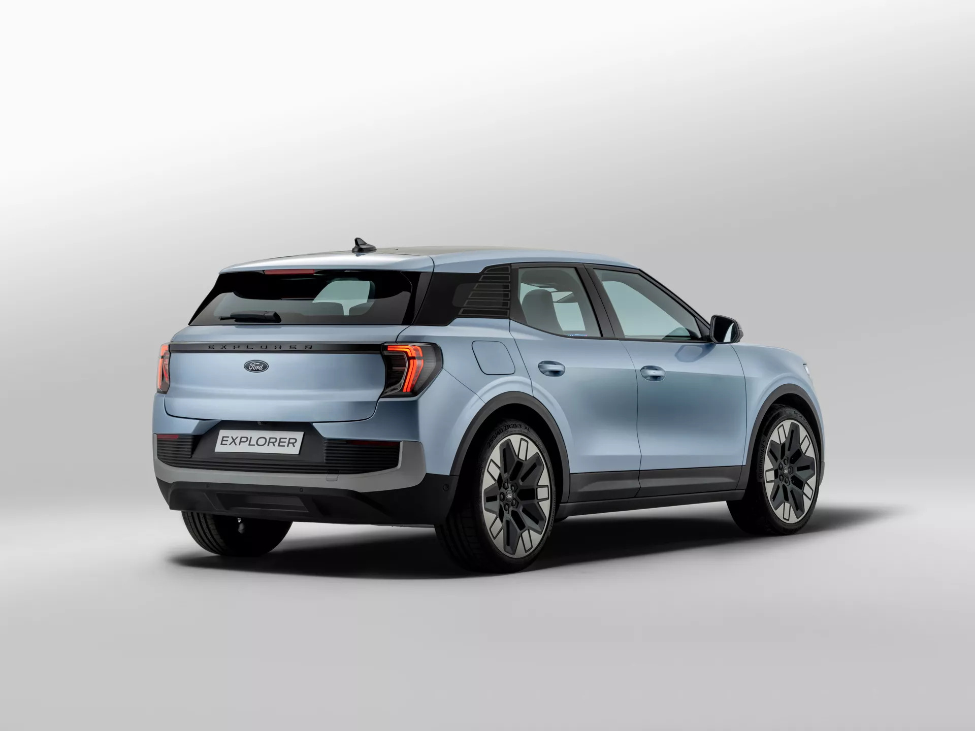 В Европе начались продажи электрического кроссовера Ford Explorer - today.ua