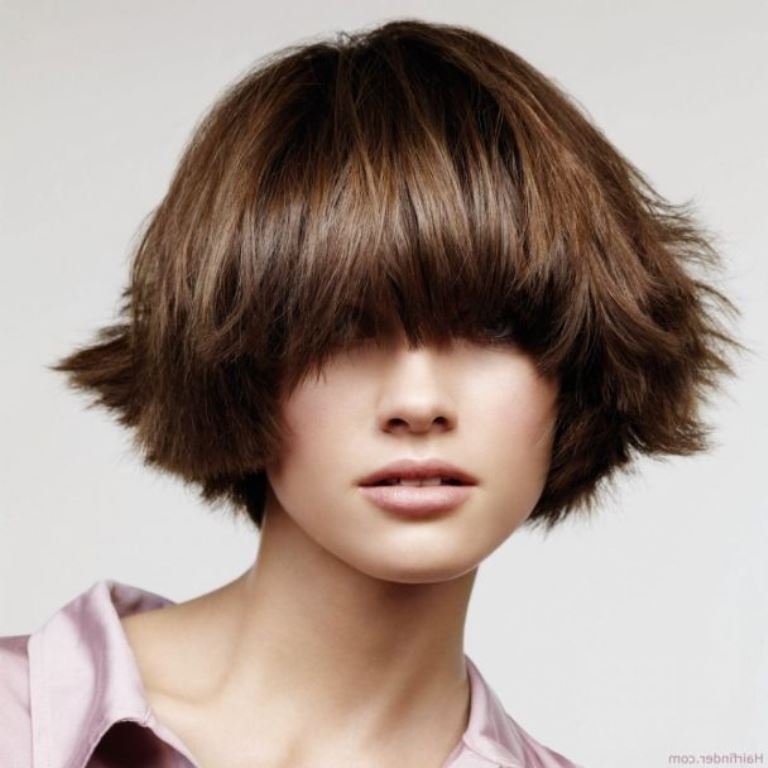 Стрижка гриб стала трендом весни 2024 року: варіанти зачіски на волосся середньої довжини