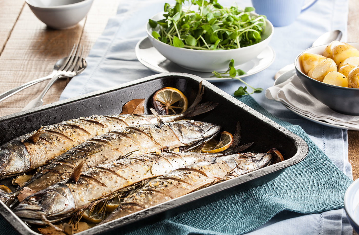 Как приготовить скумбрию в духовке: рецепт аппетитной рыбы с травами и лимоном