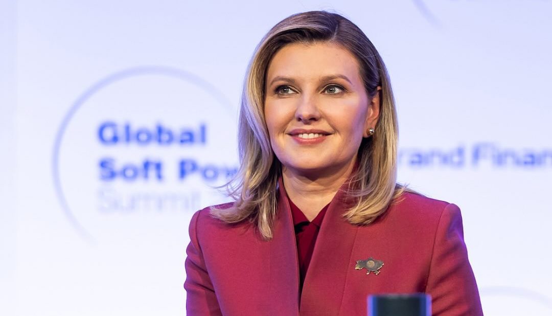 Олена Зеленська показала, як додати наймодніший колір весни у діловий образ