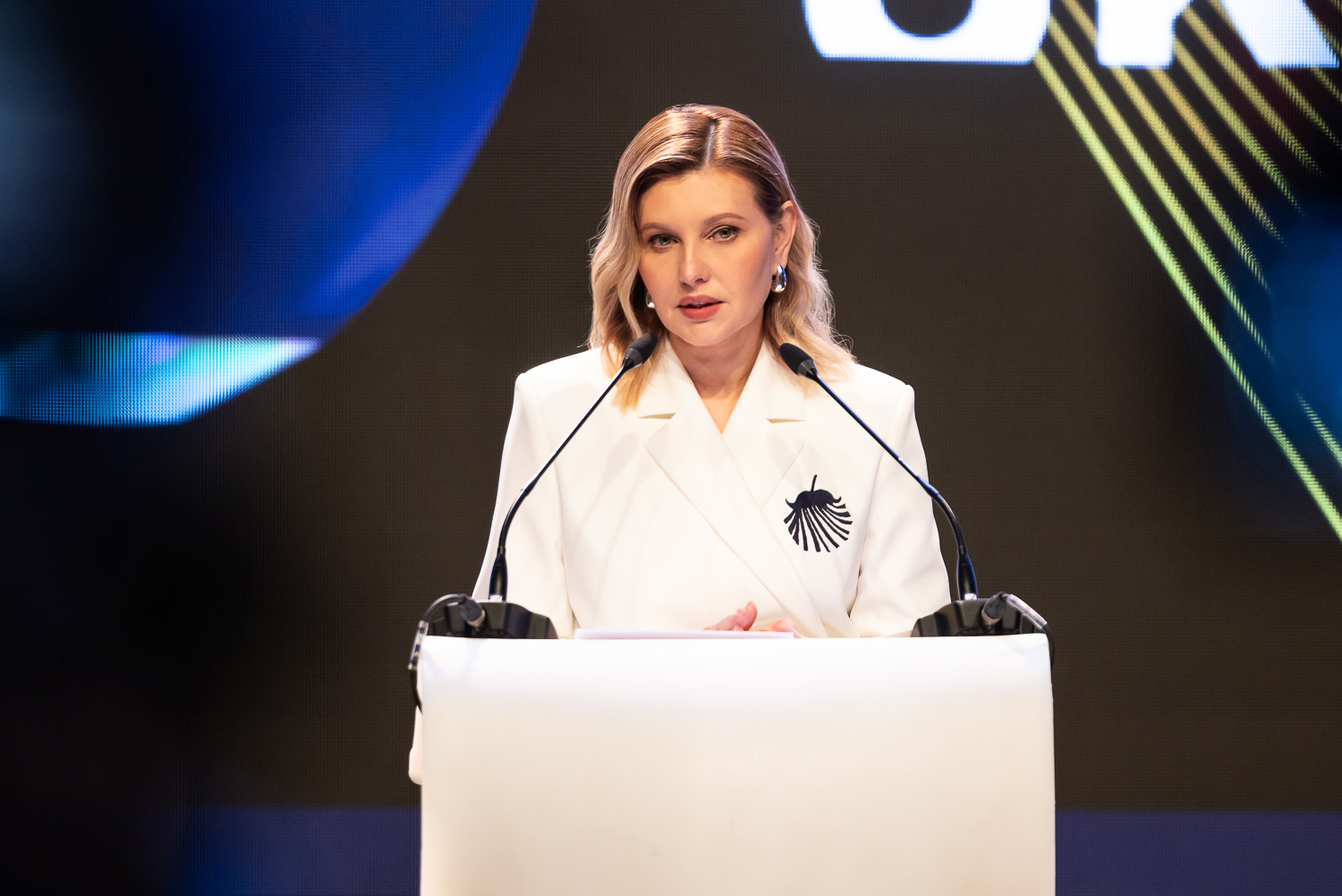 В белом жакете с запахом и вышивкой: Елена Зеленская выступила на международном форуме
