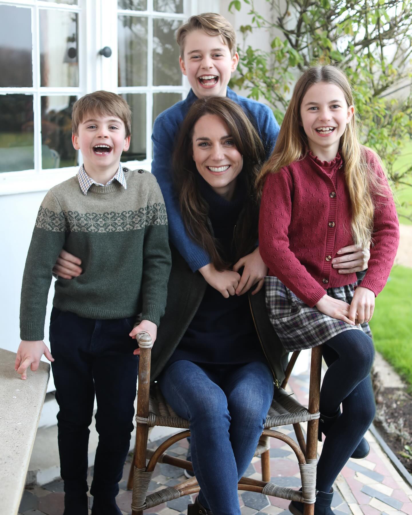У вбранні в стилі casual та з дітьми: опубліковано перше фото Кейт Міддлтон після операції