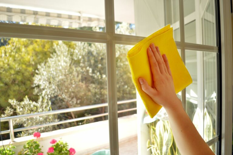 Весняне прибирання: хитрощі, які допоможуть вимити вікна швидко та без розводів - today.ua