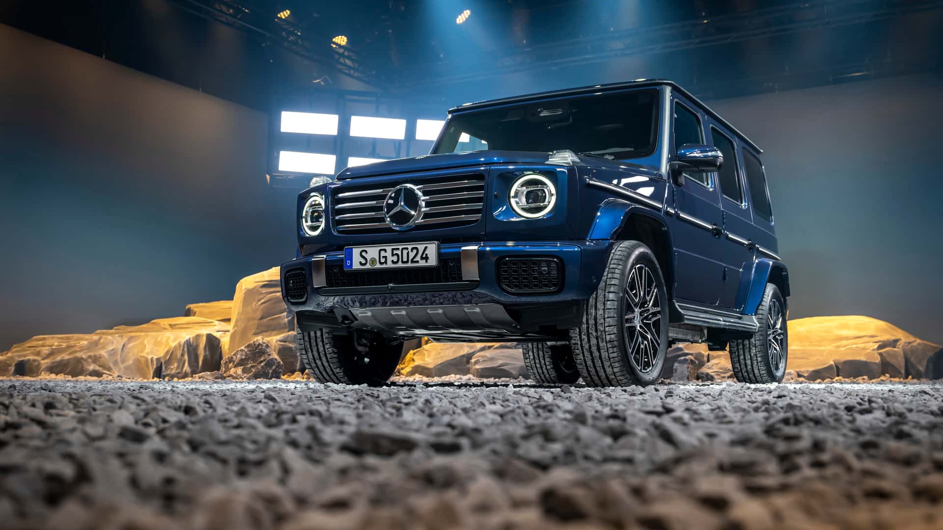 Новый Mercedes G-Class стал мощней и получил "прозрачный" капот