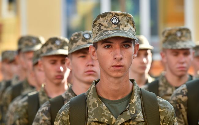 Українці з 17 років мають повернутися з-за кордону та стати на військовий облік, — Міноборони