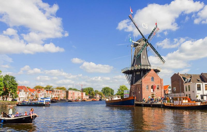 Украинских беженцев в Нидерландах заставят заплатить взнос до 350 евро