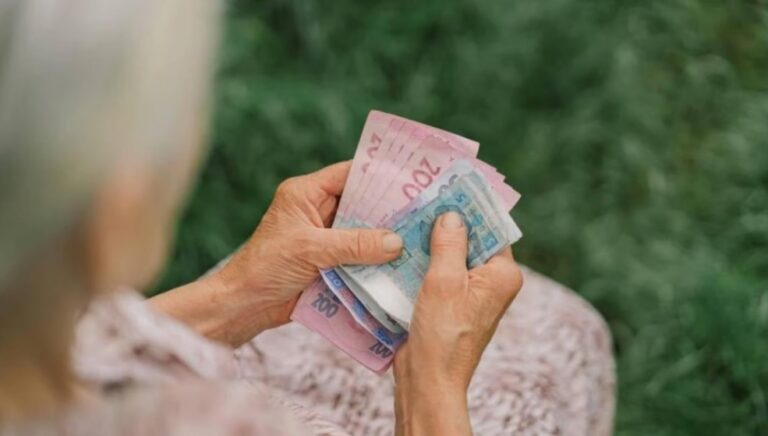 Українцям пропонують робити благодійні пожертви для пенсіонерів: У ПФУ роз'яснили алгоритм дій - today.ua
