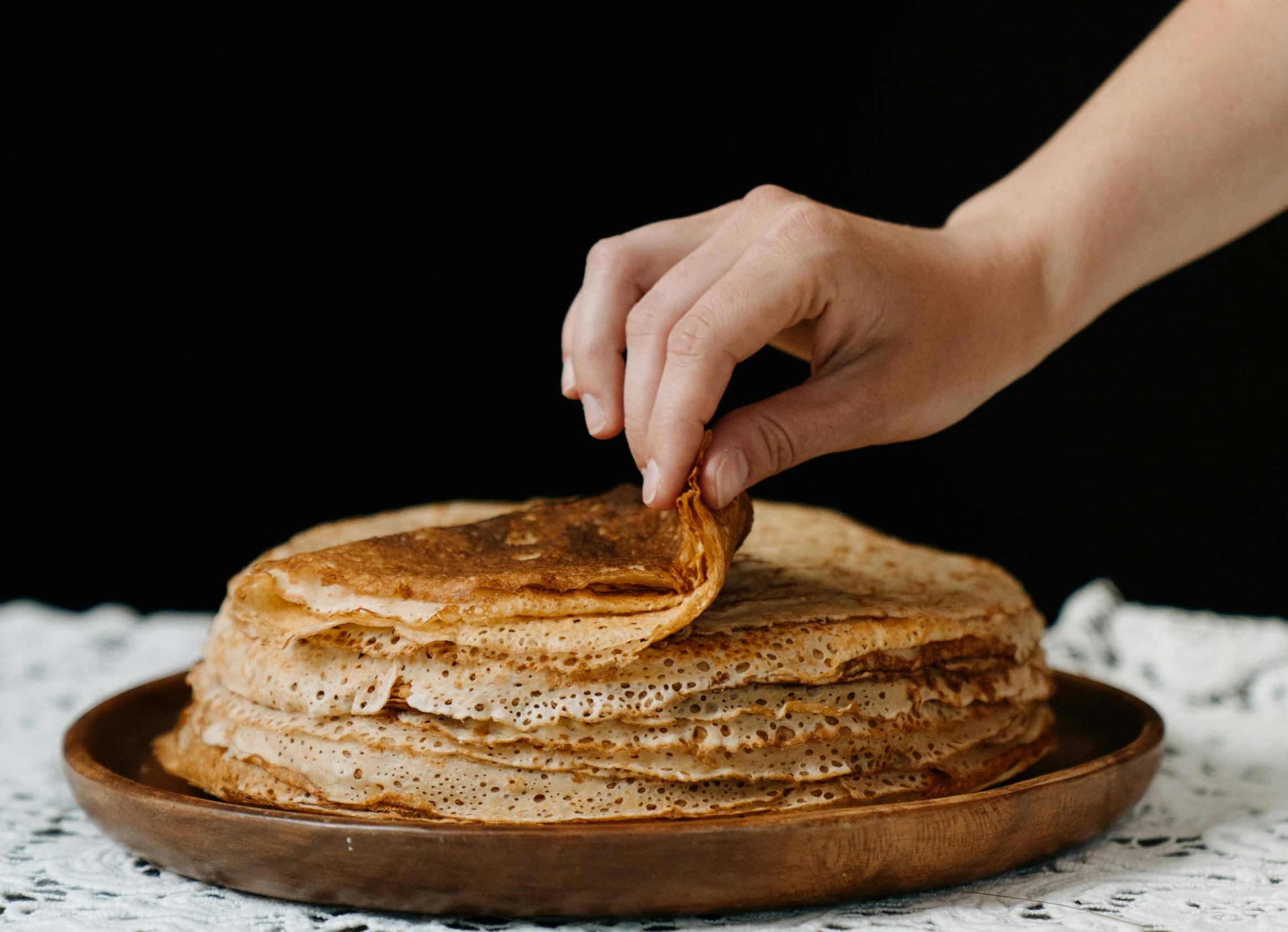 Млинці на молоці та воді з солодкою або солоною начинкою: рецепт на Масляну - today.ua
