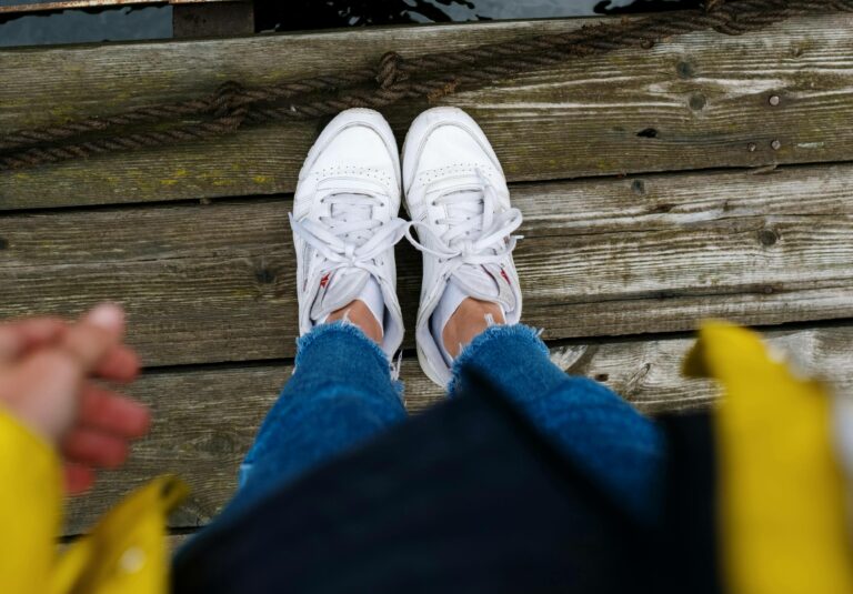 Як почистити білі кросівки, щоб вони виглядали як нові: лайфхаки - today.ua