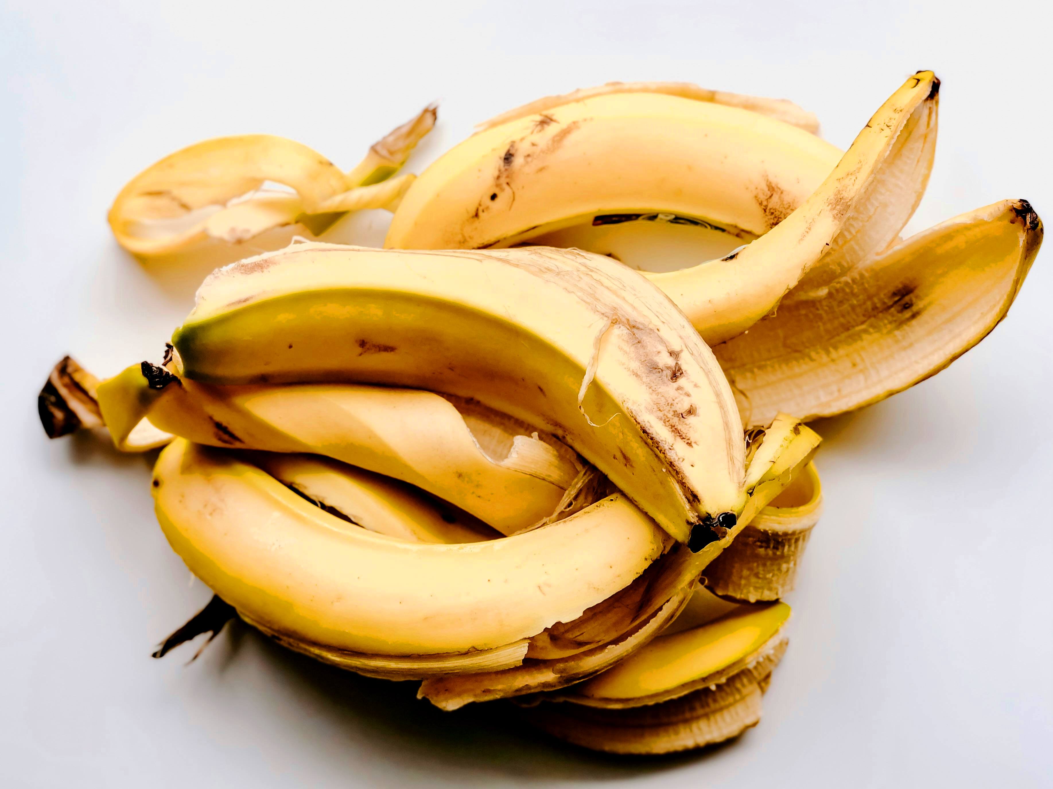 Пять веских причин не выбрасывать банановую кожуру: полезна в быту и уходе за кожей