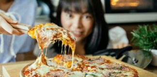 Рецепт теста для пиццы без дрожжей: получится тонким и хрустящим - today.ua