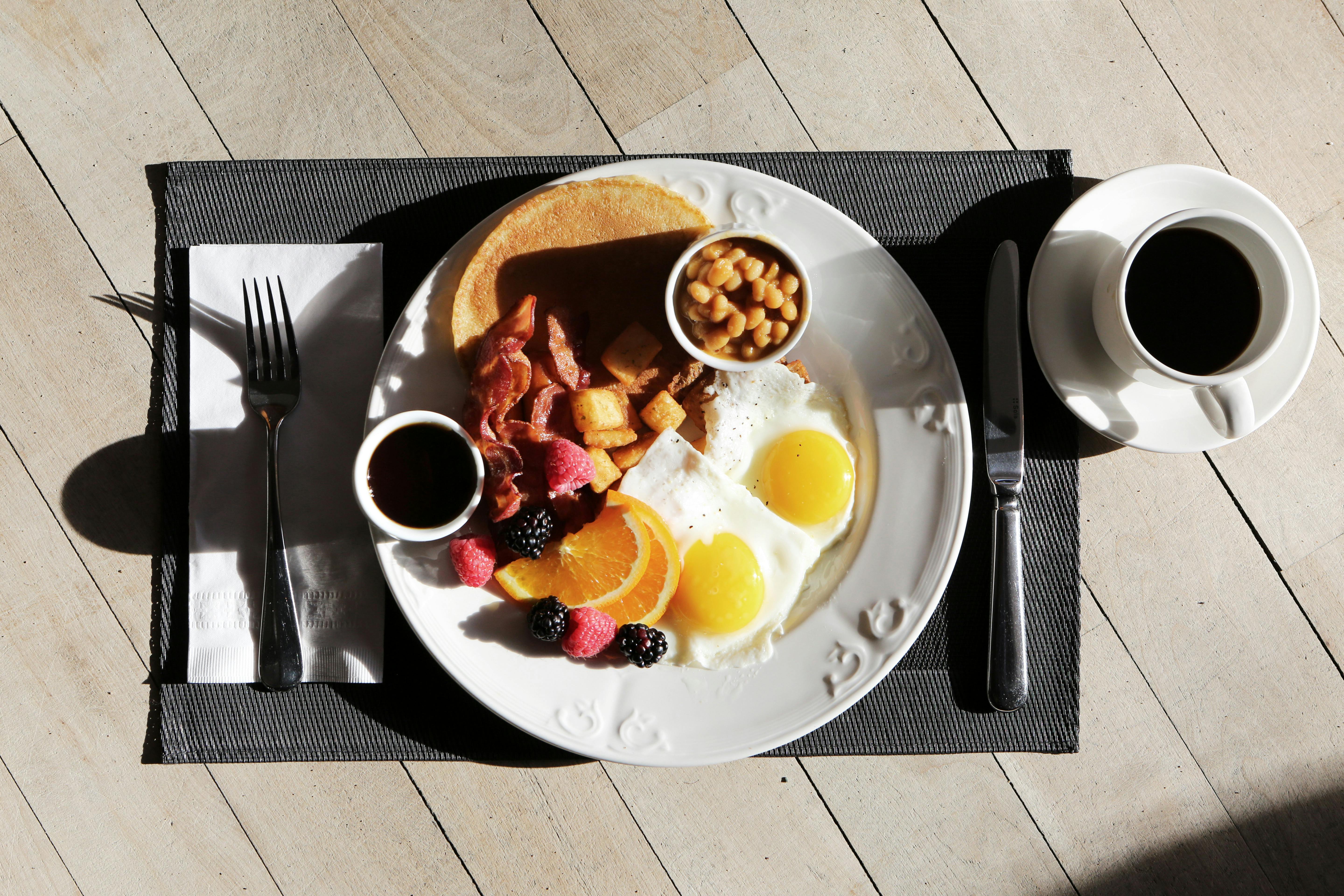 Неправильный завтрак приводит к набору лишнего веса: от каких утренних привычек нужно отказаться утром