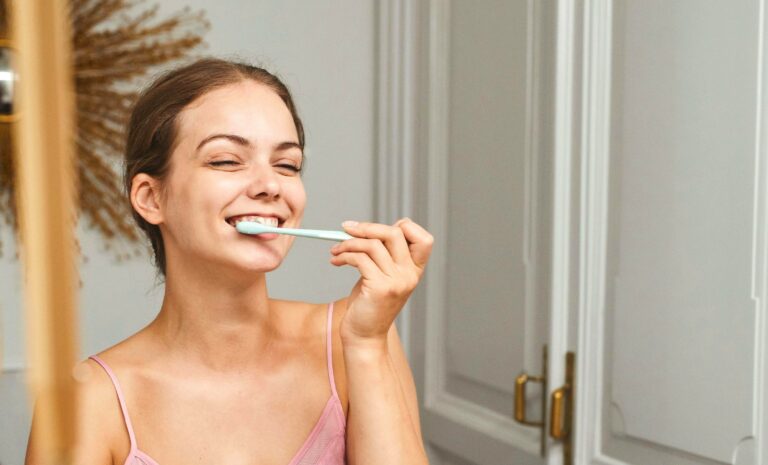 Стоматологи рассказали, когда лучше чистить зубы – до или после завтрака - today.ua