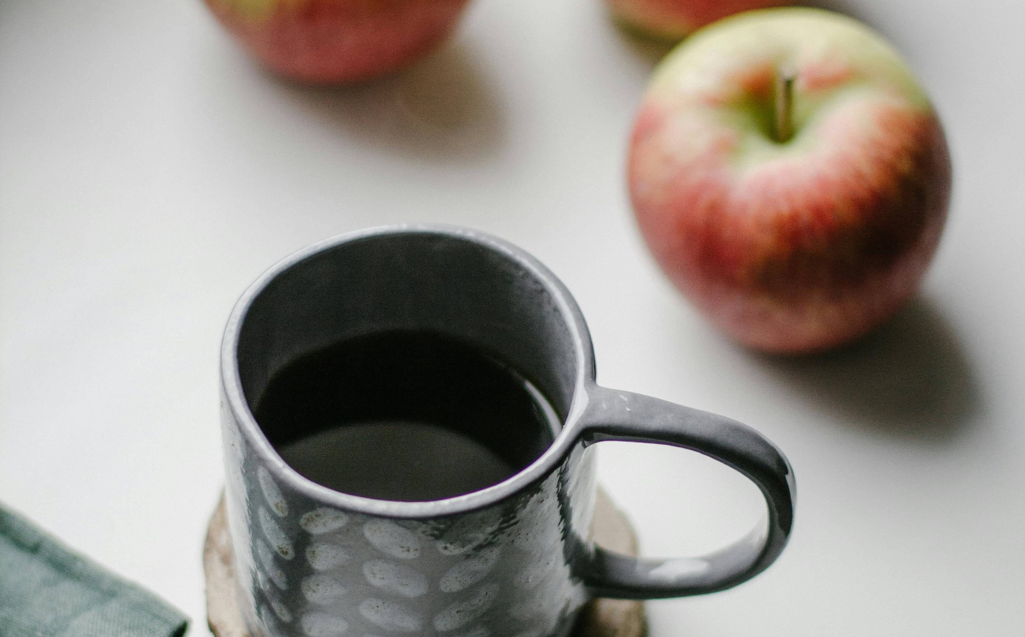 Кофе с яблоком и корицей: как приготовить оригинальный вариант любимого напитка
