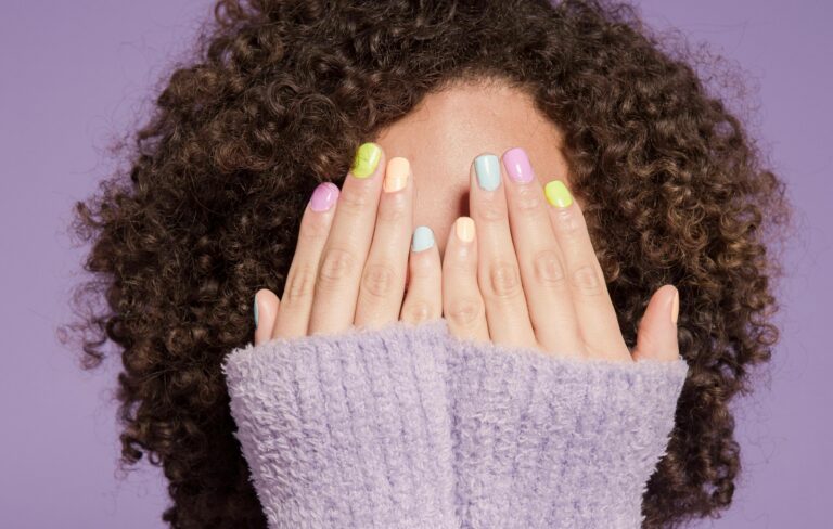 Наймодніший манікюр весни: стильні ідеї дизайну нігтів у ніжних та яскравих відтінках - today.ua