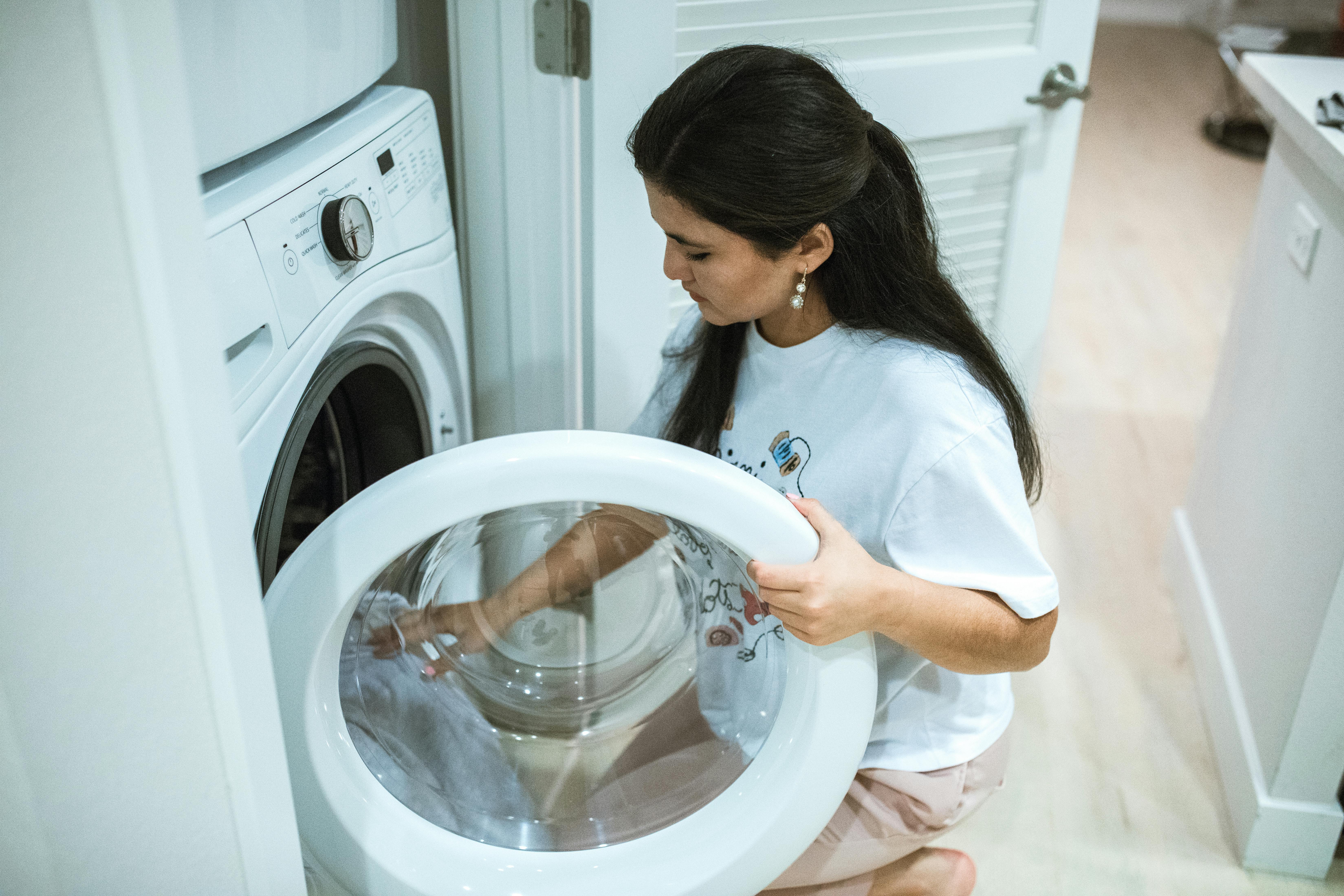Почему нельзя оставлять дверцу стиральной машины открытой надолго: ответ может удивить